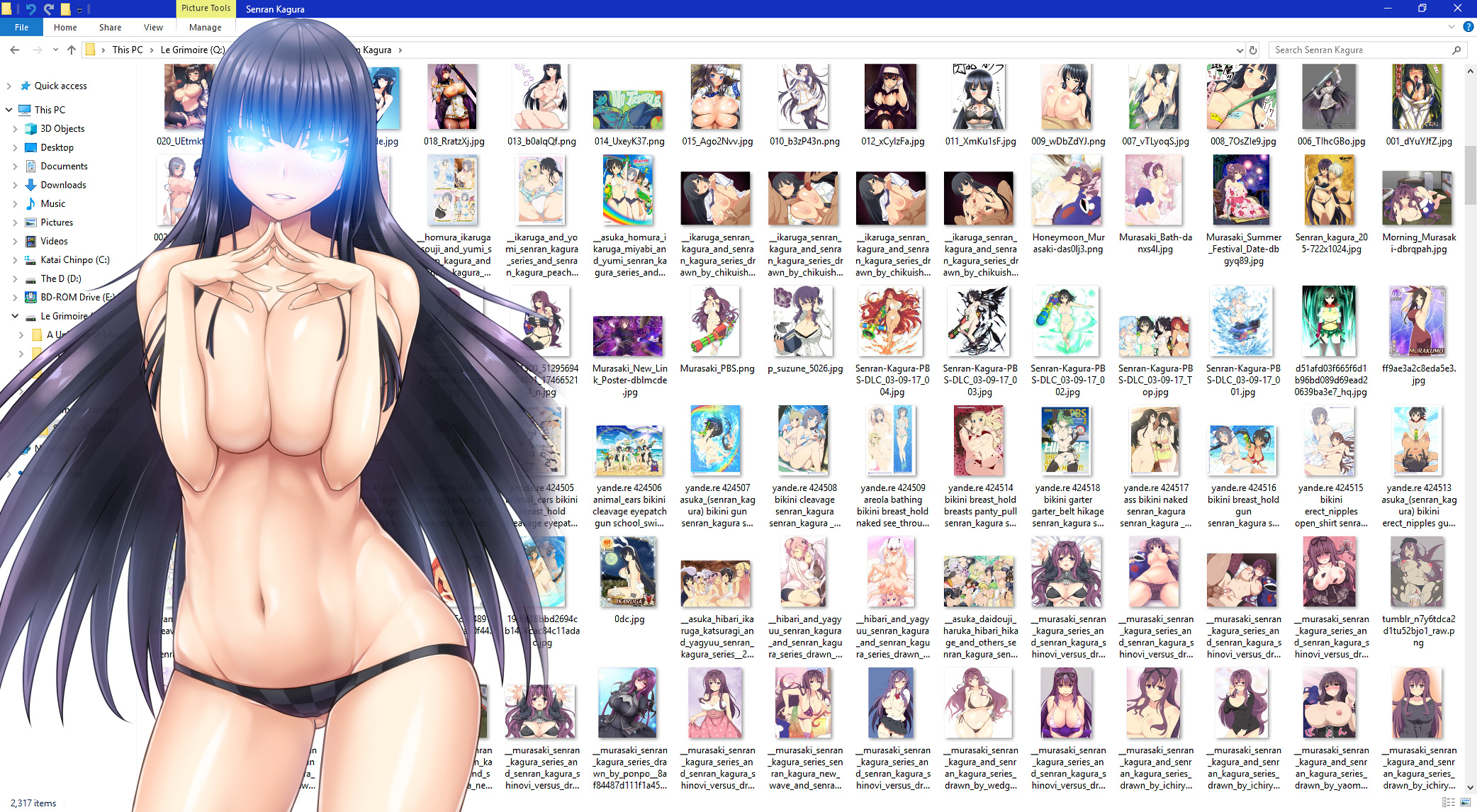 Ikaruga stands in front of a folder in Windows 10, full of lewd art and fanart of Senran Kagura characters.  Ikaruga herself is naked, save for a low-leg black-and-gray checkerboard-patterned pair of panties.  Her hands are posed just under her head, pressing her large and bare breasts together with a cryptic smile and blue-glowing eyes.